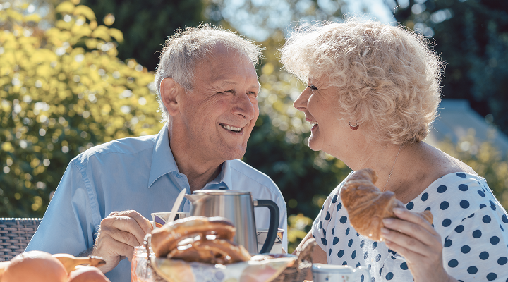 Glückliches älteres Paar trotz Sialorrhoe – Hilfe bei Sialorrhoe durch Fachärzte und Therapeuten finden