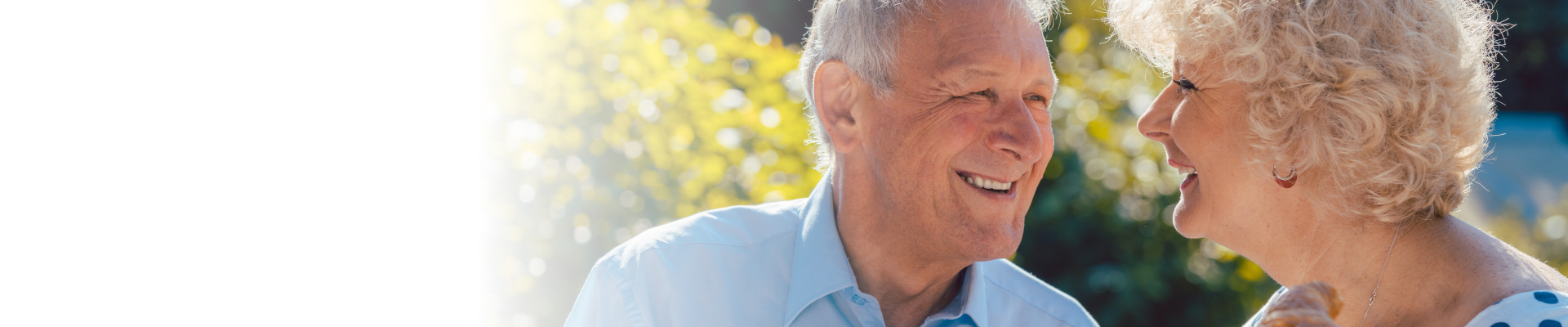 Glückliches älteres Paar trotz Sialorrhoe – Hilfe bei Sialorrhoe durch Fachärzte und Therapeuten finden